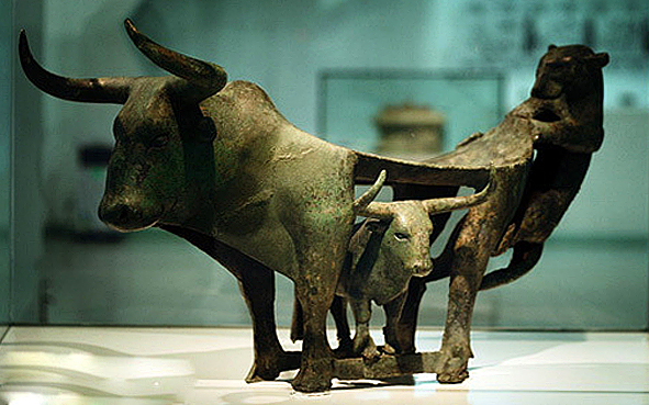 战国·青铜牛虎铜案·李家山古墓群出土·现藏云南省博物馆
