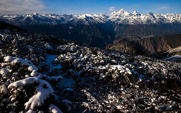 凉山州-木里县-陇撒牧场·玛娜茶金（三怙主雪山·亚丁三神山·观景台）风景旅游区